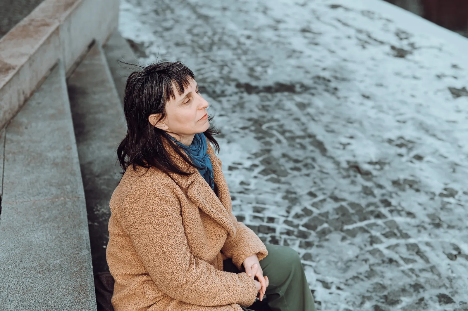 Lucie Dlabolová na zasněžených schodech u řeky